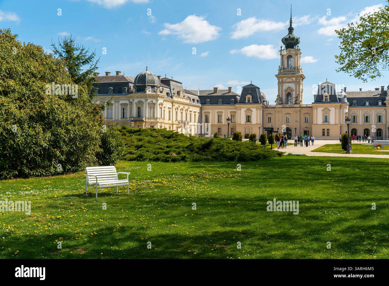 Castello di Festetics a Keszthely, in Ungheria, in primavera. Nel giardino ci sono splendidi fiori e alberi fioriti. L'erba è verde. Foto Stock