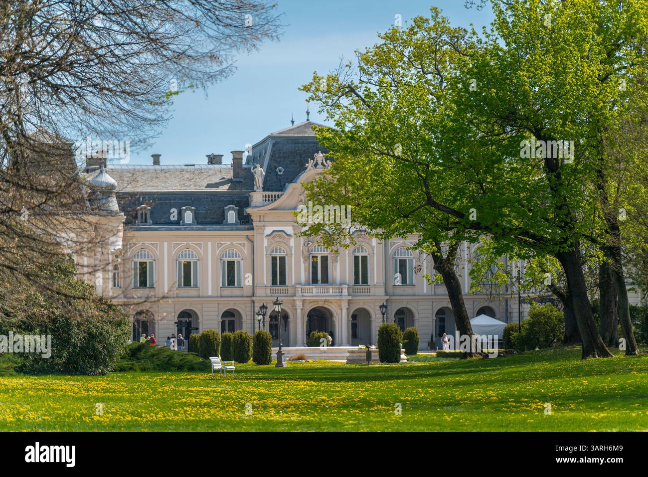 Castello di Festetics a Keszthely, in Ungheria, in primavera. Nel giardino ci sono splendidi fiori e alberi fioriti. L'erba è verde. Foto Stock