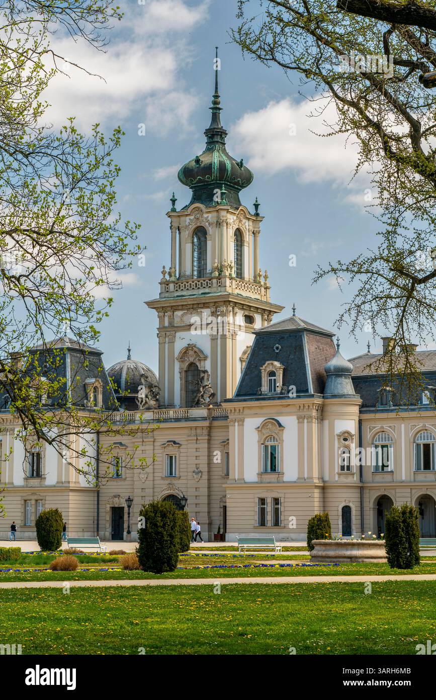 Castello di Festetics a Keszthely, in Ungheria, in primavera. Nel giardino ci sono splendidi fiori e alberi fioriti. L'erba è verde. Foto Stock