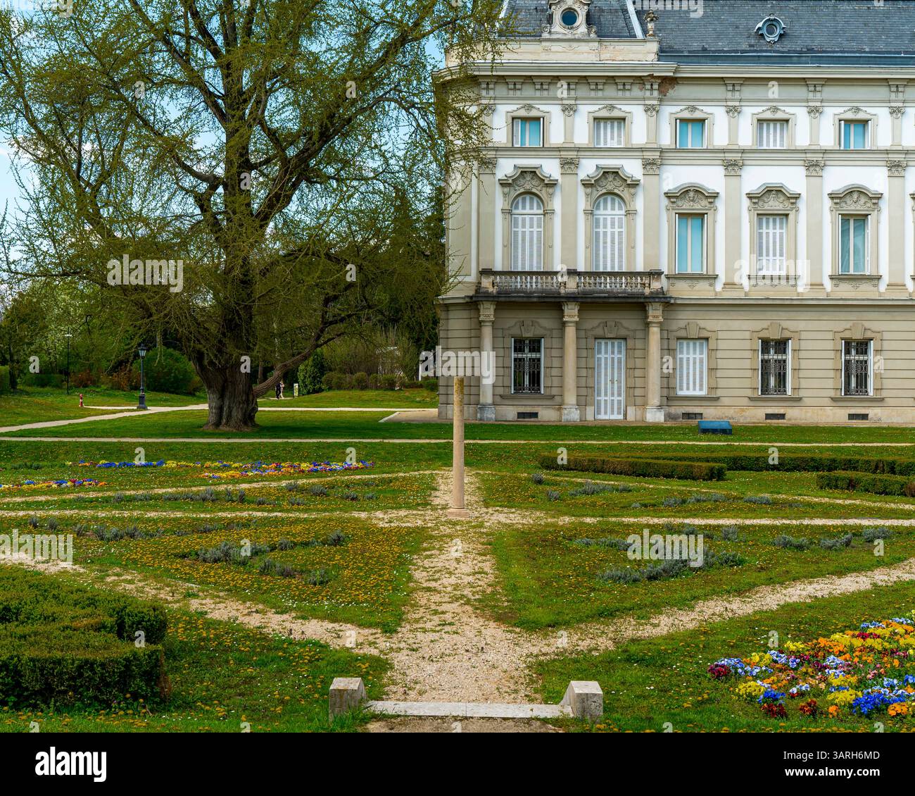 Castello di Festetics a Keszthely, in Ungheria, in primavera. Nel giardino ci sono splendidi fiori e alberi fioriti. L'erba è verde. Foto Stock