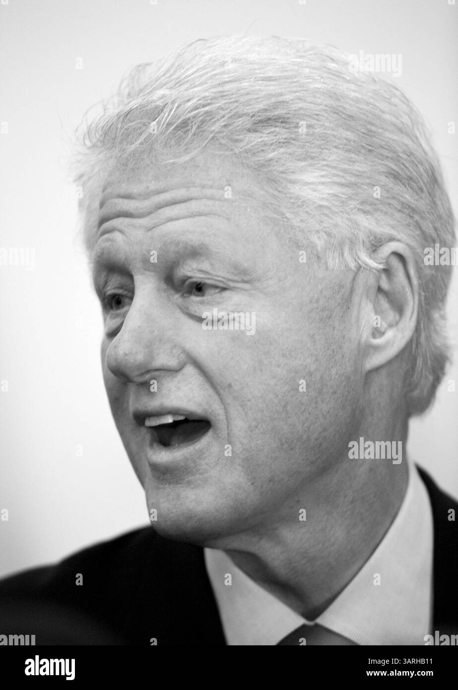 24 febbraio 2010 - Los Angeles, California, USA - l'ex presidente BILL CLINTON parla al Summit del Governatore 2010 su salute, Nutrizione e obesità a Los Angeles. Il governatore Arnold Schwarzenegger ha delineato il suo piano per combattere l'obesità infantile e incoraggiare i californiani a vivere uno stile di vita sano e attivo attraverso la "salute in tutte le politiche". L'evento ha riunito una sezione trasversale di salute pubblica, istruzione, comunità e governi locali provenienti da tutto lo stato. Diverse misure correlate sostenute dal Governatore sono prima della legislatura statale, tra cui un requisito per le scuole di m Foto Stock