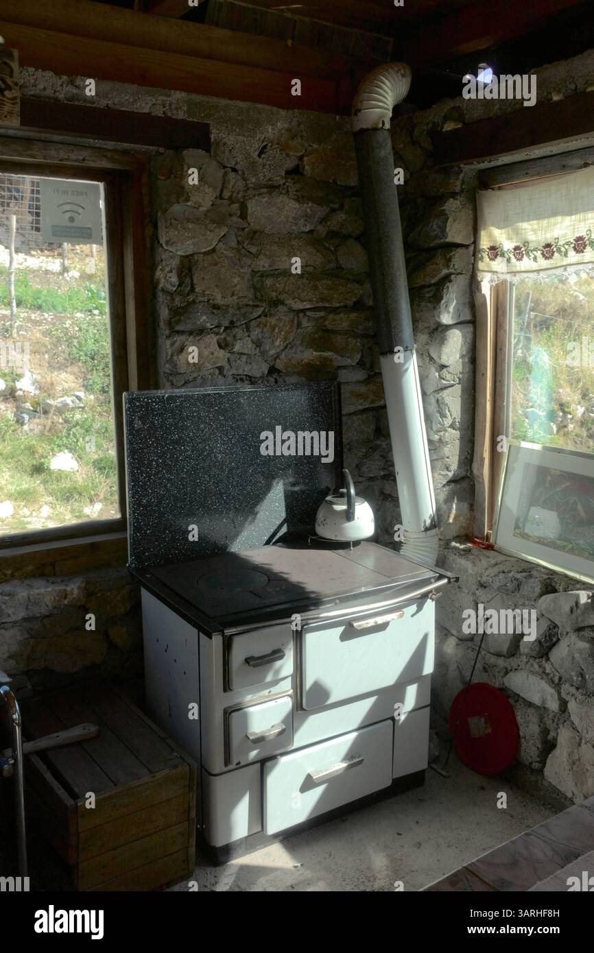 Vecchio fornello a legna con bollitore, Lukomir, Bosnia ed Erzegovina Foto Stock