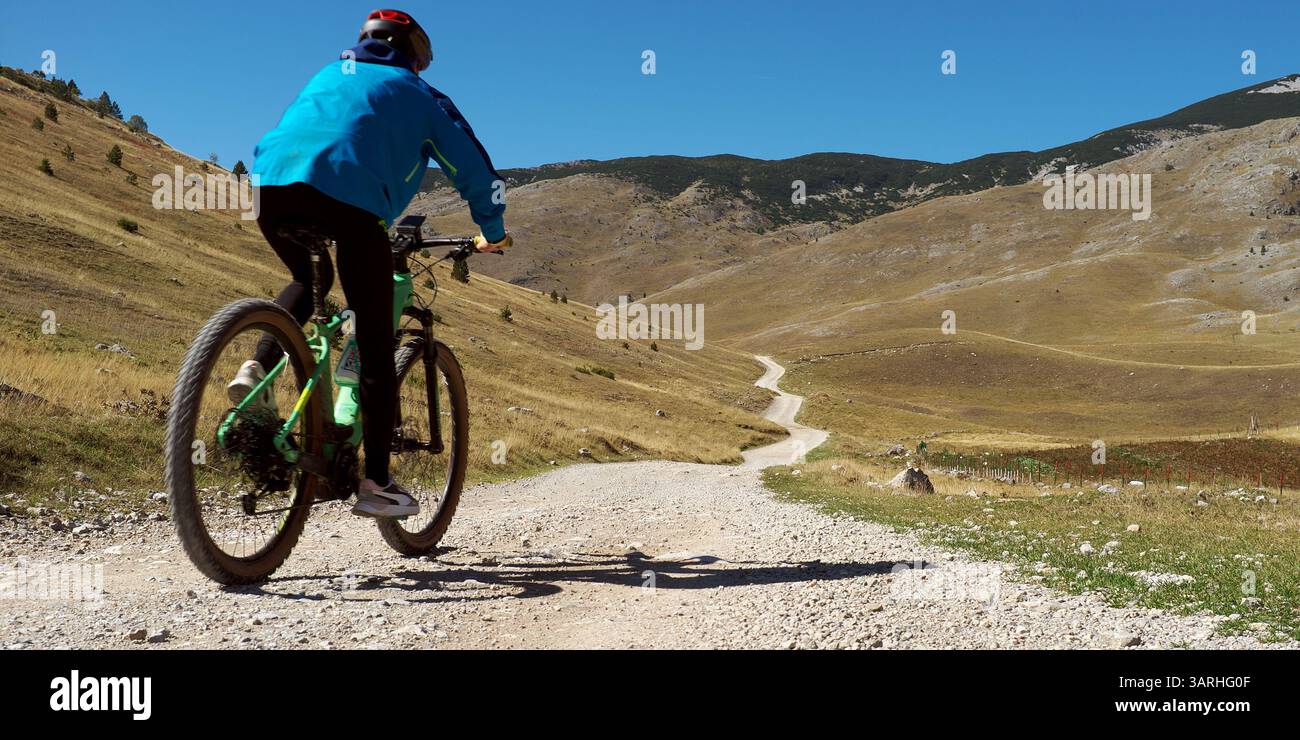 Mountain bike su tortuosa strada ghiaiosa sul monte Bjelasnica, Lukomir, Bosnia ed Erzegovina (2) Foto Stock