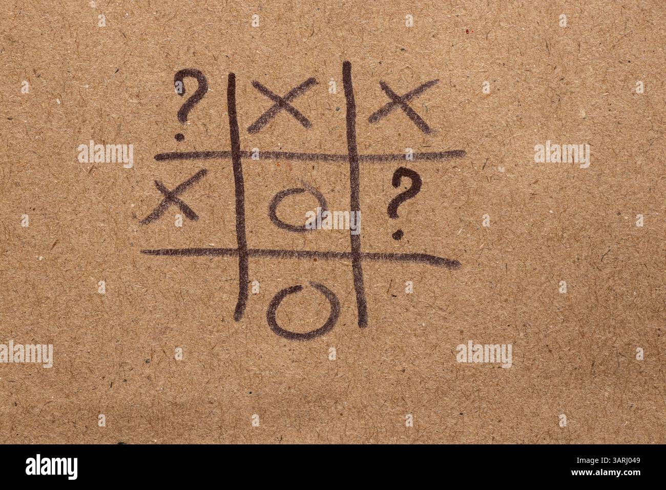 Gioco per bambini con il TIC-tac-toe e punti interrogativi disegnati su carta marrone con il pennarello nero e il gioco del TIC-tac-toe Foto Stock