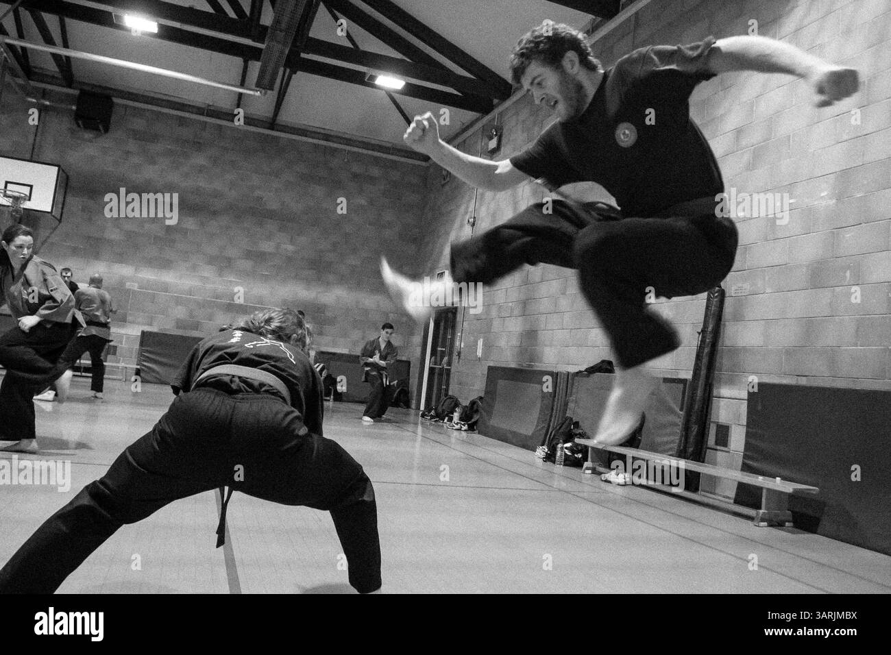 4 febbraio 2013 - Cardiff, Galles del Sud, Regno Unito - all'interno del Nam-Pai-Chuan Kung fu Club. Gli studenti KEVIN JAMES e KATA DAVIDSON stanno praticando le forme cinesi del Kung fu. (Immagine di credito: © Jiwei Han/ZUMAPRESS.com) Foto Stock