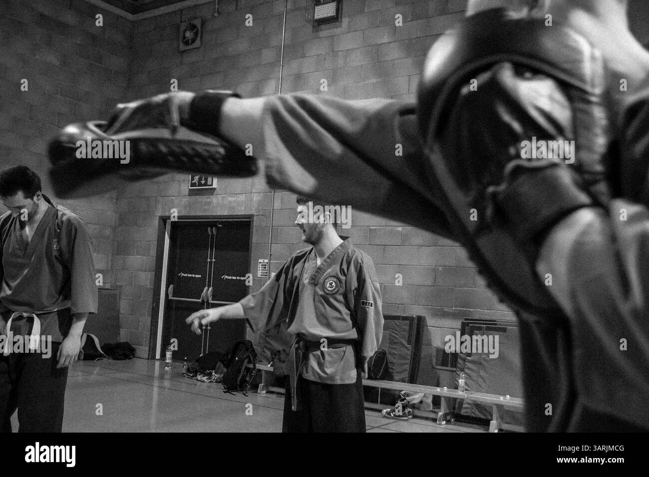 25 febbraio 2013 - Cardiff, Galles del Sud, Regno Unito - all'interno del Nam-Pai-Chuan Kung fu Club. Lo studente senior KEVIN JAMES parla con ADAM PLENERT. (Immagine di credito: © Jiwei Han/ZUMAPRESS.com) Foto Stock