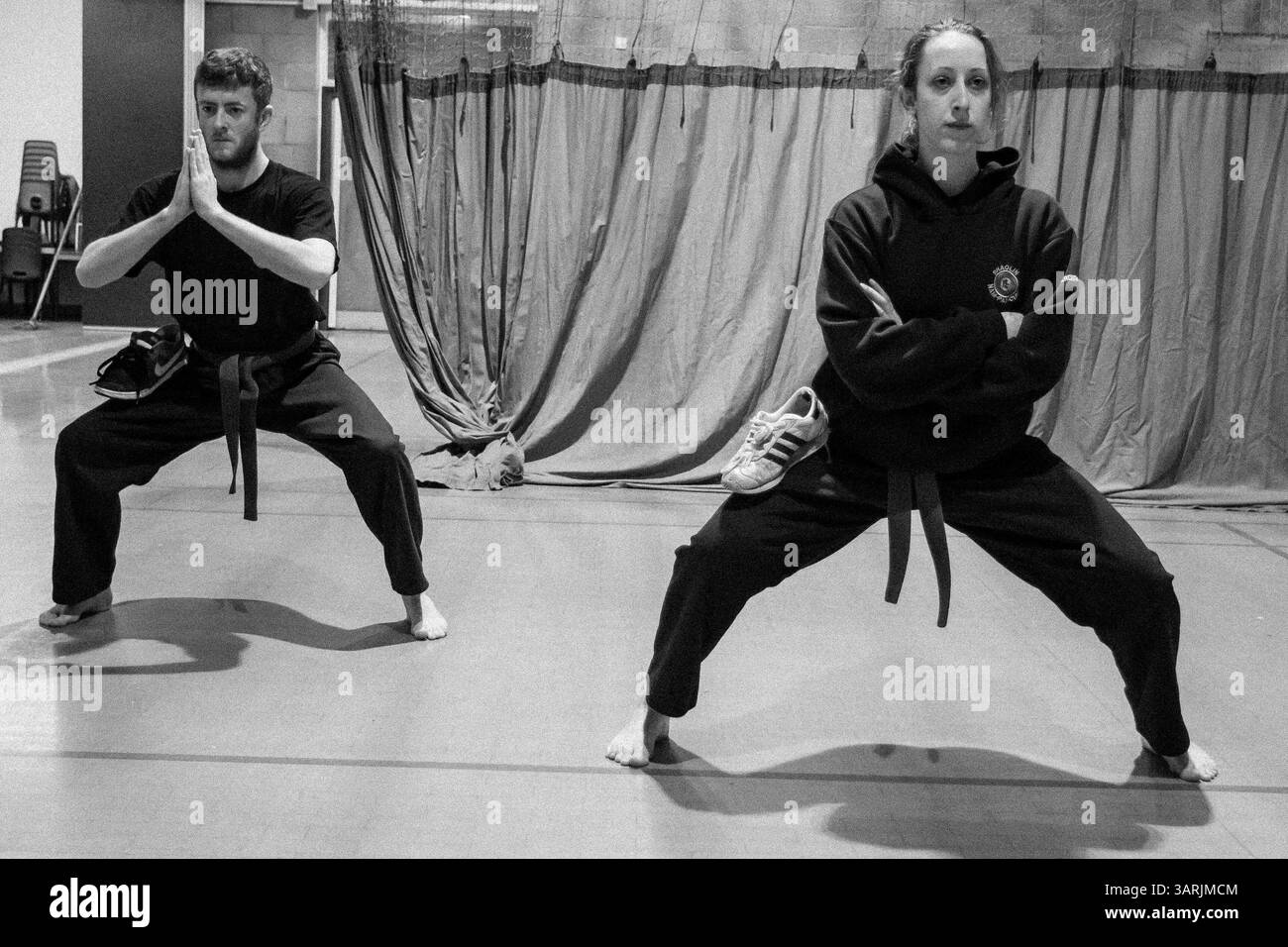 4 marzo 2013 - Cardiff, Galles del Sud, Regno Unito - all'interno del Nam-Pai-Chuan Kung fu Club. Gli studenti KATA DAVIDSON e KEVIN JAMES stanno facendo gli esercizi di riscaldamento. Devono mantenere questa posizione per 2 minuti. (Immagine di credito: © Jiwei Han/ZUMAPRESS.com) Foto Stock