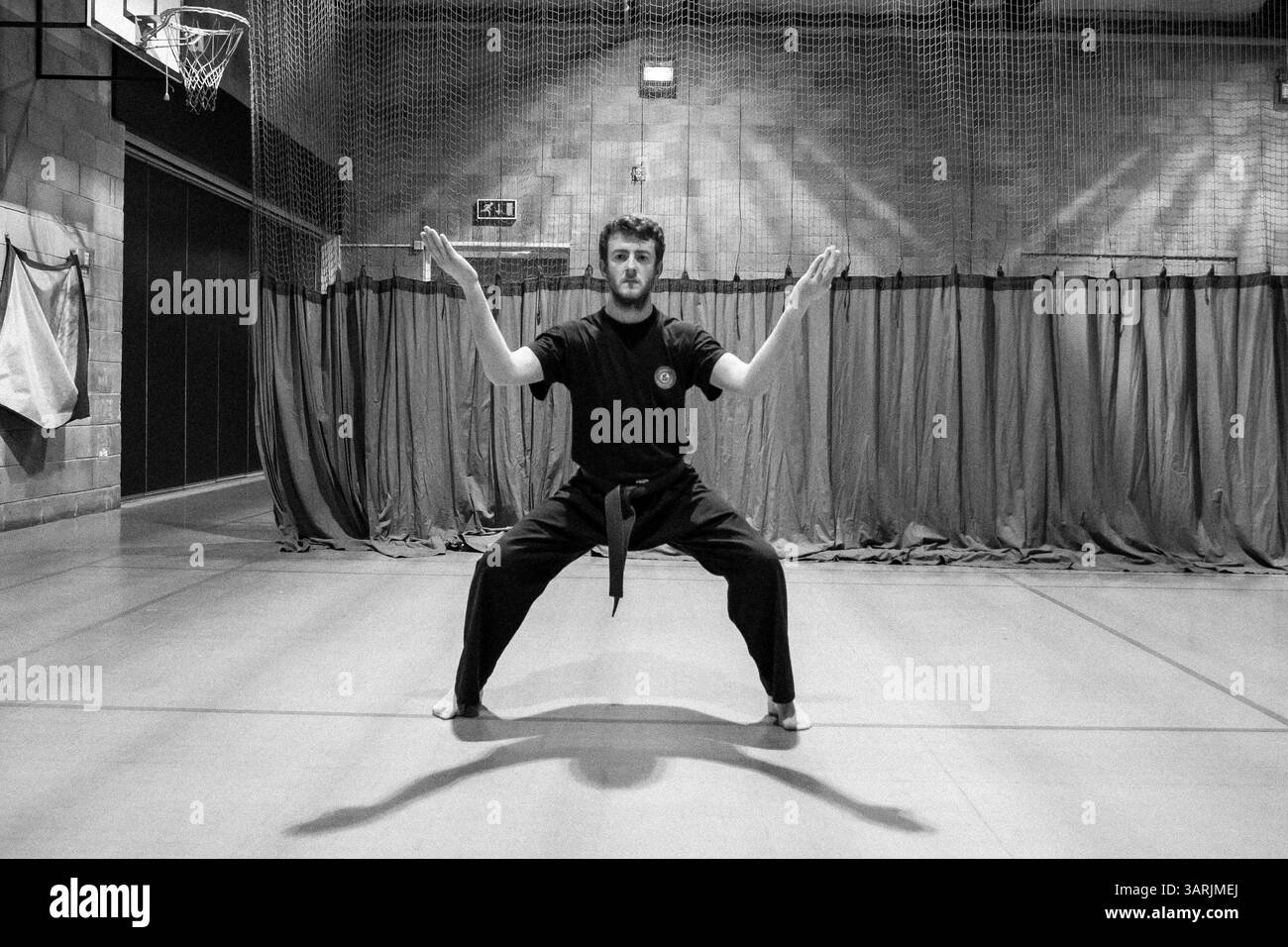 8 aprile 2013 - Cardiff, Galles del Sud, Regno Unito - nel Nam-Pai-Chuan Kungfu Club. Lo studente KEVIN JAMES esegue le forme tradizionali del Kung fu. Lì, molte arti marziali tradizionali saranno insegnate agli studenti, tra cui i vari stili animali come il serpente d'acqua (Siah Kun) e la gru bianca (Peh Hok). (Immagine di credito: © Jiwei Han/ZUMAPRESS.com) Foto Stock