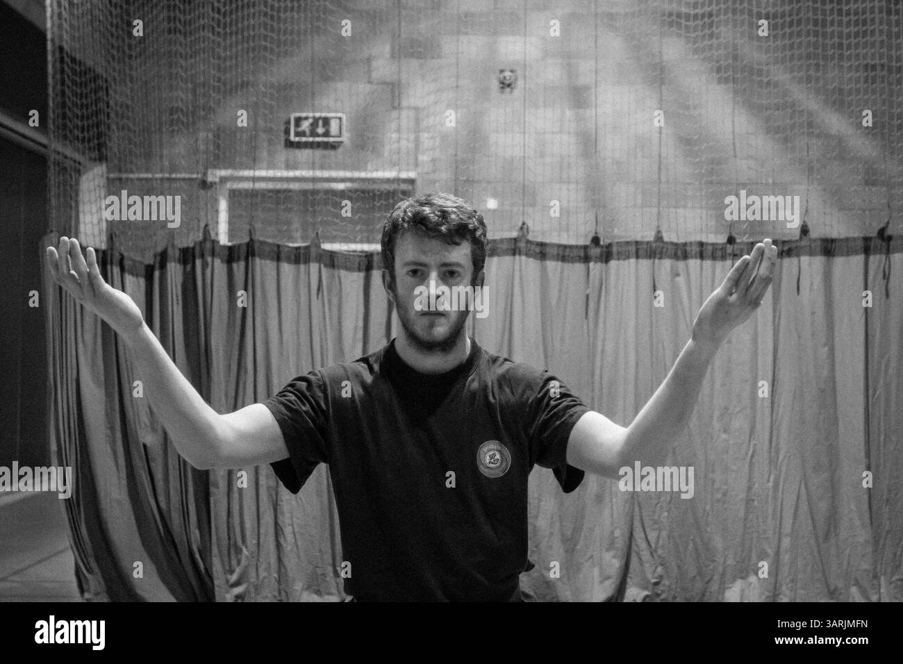 8 aprile 2013 - Cardiff, Galles del Sud, Regno Unito - all'interno del Nam-Pai-Chuan Kung fu Club. KEVIN JAMES esegue le forme cinesi del Kung fu. È uno studente anziano che ha imparato per più di 6 anni il Nam-Pai-Chuan Kung fu. (Immagine di credito: © Jiwei Han/ZUMAPRESS.com) Foto Stock