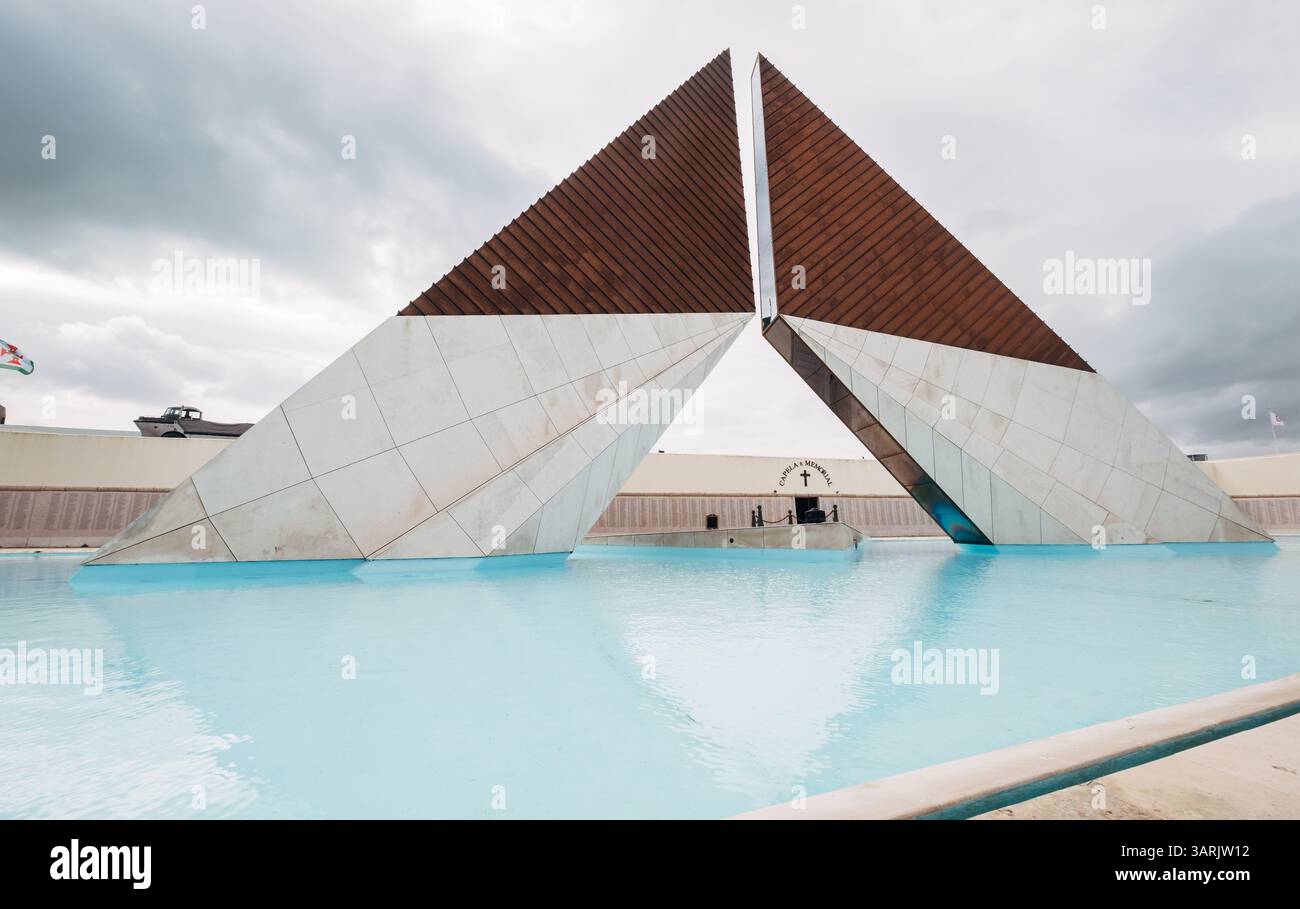 Geometria perfettamente simmetrica del Monumento ai combattenti d'oltremare con una piccola piscina d'acqua blu nel cuore di Lisbona, Portogallo. Foto Stock