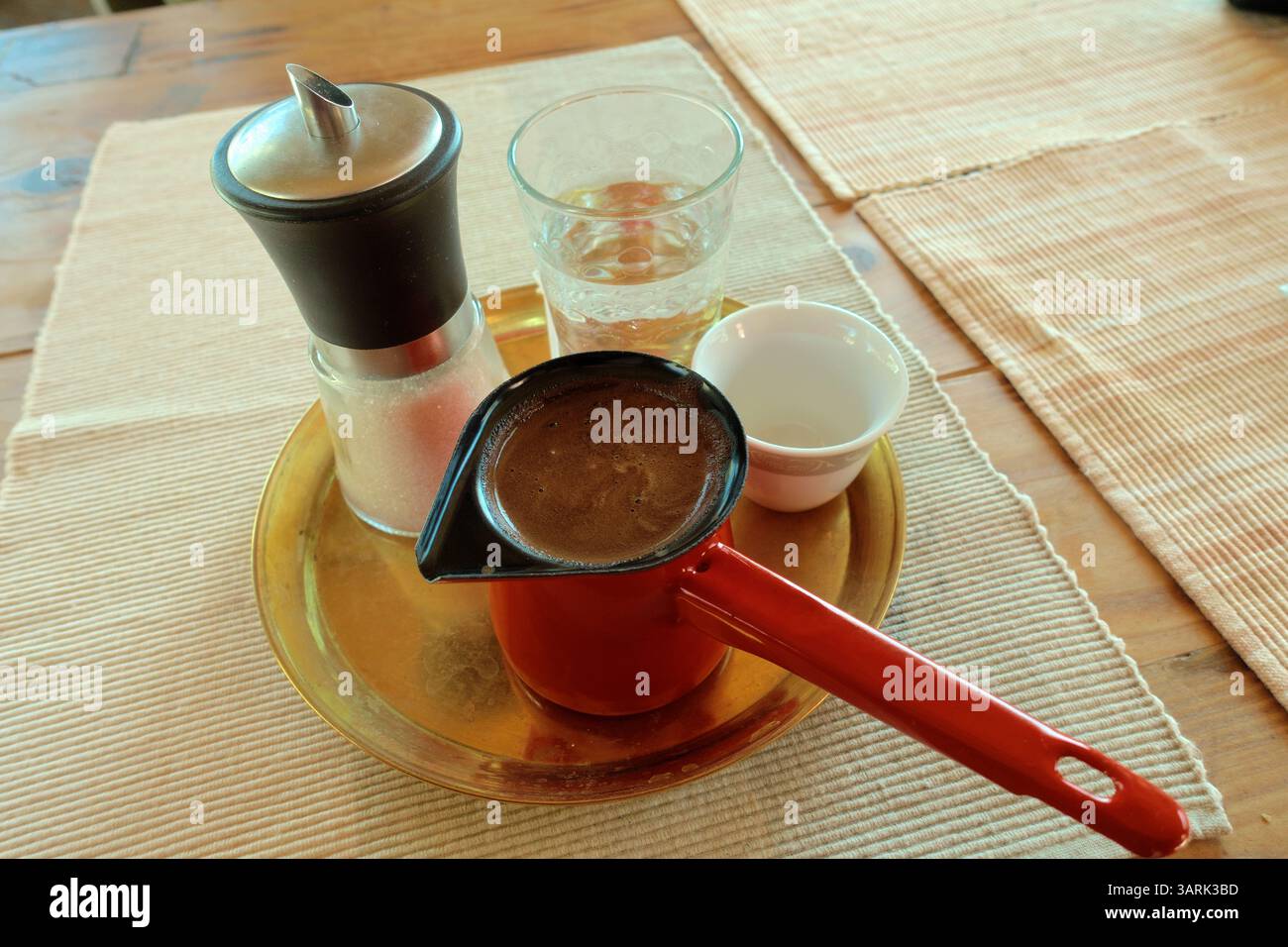 Caffettiera con schiuma di caffè in un set rustico della tradizione bosniaca, Lukomir, Bosnia ed Erzegovina Foto Stock