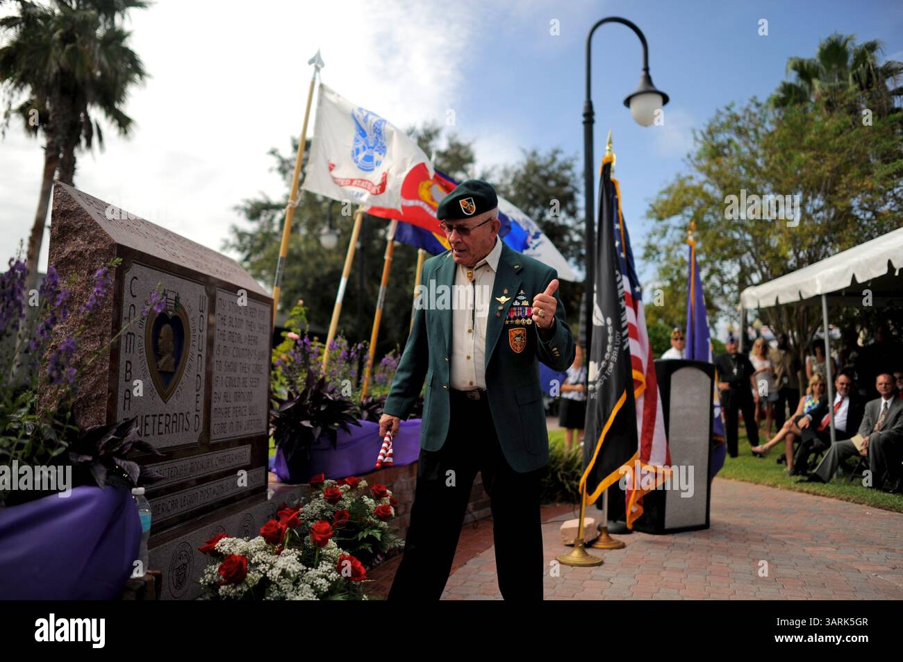 7 agosto 2012 - Dunedin, Florida, Stati Uniti - relatore principale e destinatario di multiple Purple Hearts, sergente MAGGIORE WILLIAM ''BILLY'' WAUGH (US Army RET.) Si dirige verso un monumento commemorativo Purple Heart per leggere i rami dell'esercito statunitense incisi su di esso mentre si rivolge alla folla durante la quinta cerimonia annuale del Purple Heart Recognition Day al Purple Heart Park di martedì. (Immagine di credito: © Brian Blanco/Tampa Bay Times/ZUMAPRESS.com) Foto Stock