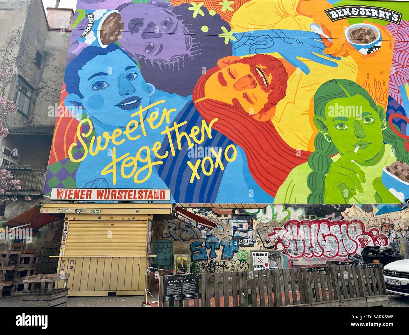 Un grande murale a Vienna che pubblicizza il marchio di gelati Ben e Jerry's - Immagine stock catturata con smartphone