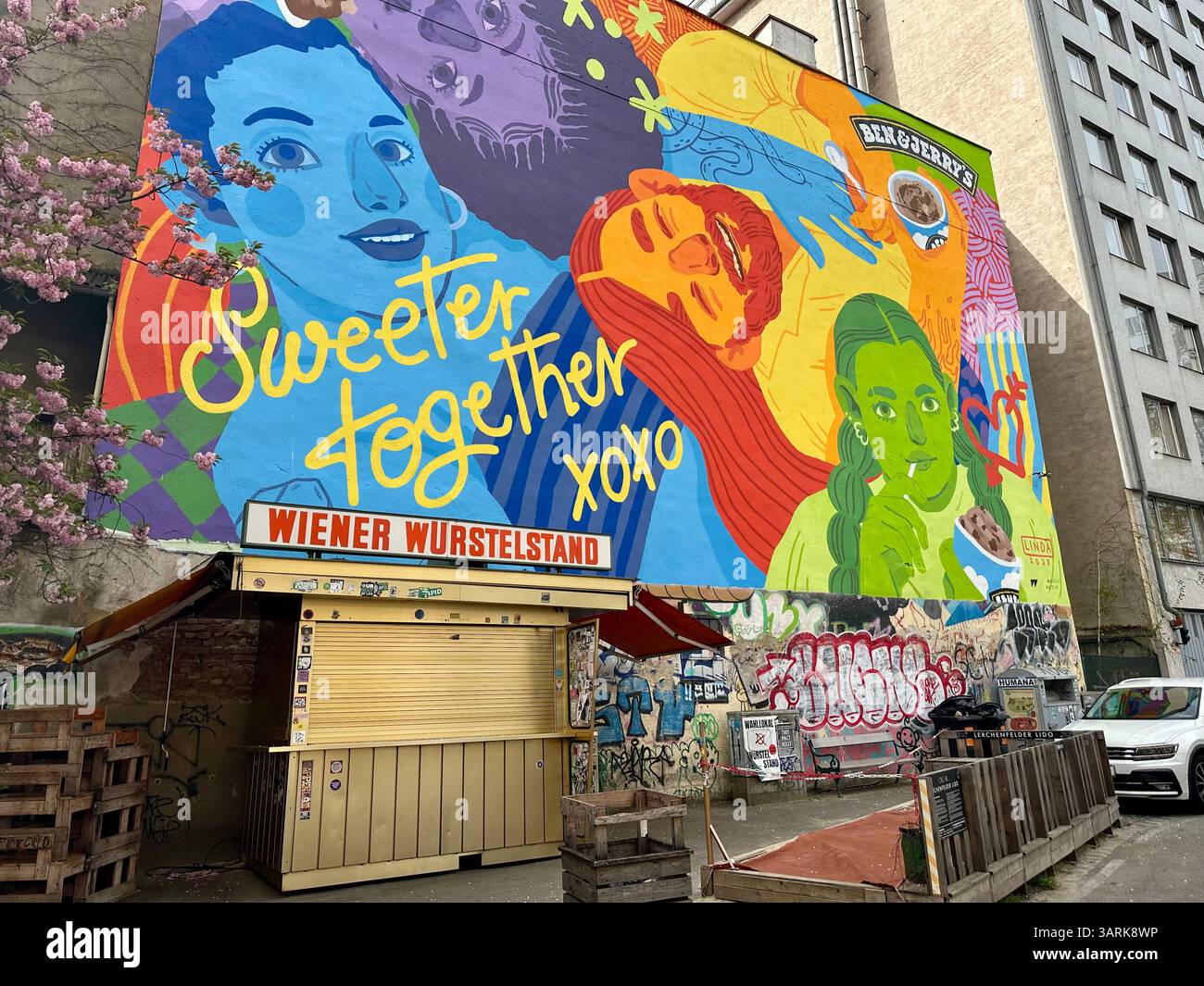 Un grande murale a Vienna che pubblicizza il marchio di gelati Ben e Jerry's - Immagine stock catturata con smartphone