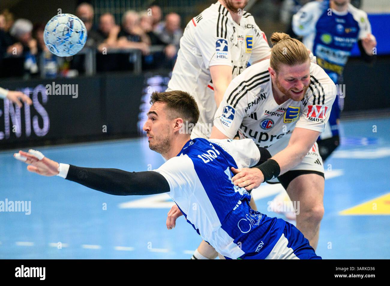 Eisenach, Germania. 17 aprile 2025. Filip Vistorop (ThSV Eisenach, #4), Maciej Gebala (Kreislaeufer, HC Erlangen, 77) GER, ThSV Eisenach gegen HC Erlangen, Handball, Daikin 1. Handballbundesliga, 26.Spieltag, Saison 2024/2025, 17.04.2025 foto: Eibner-Pressefoto/Martin Herbst credito: dpa/Alamy Live News Foto Stock