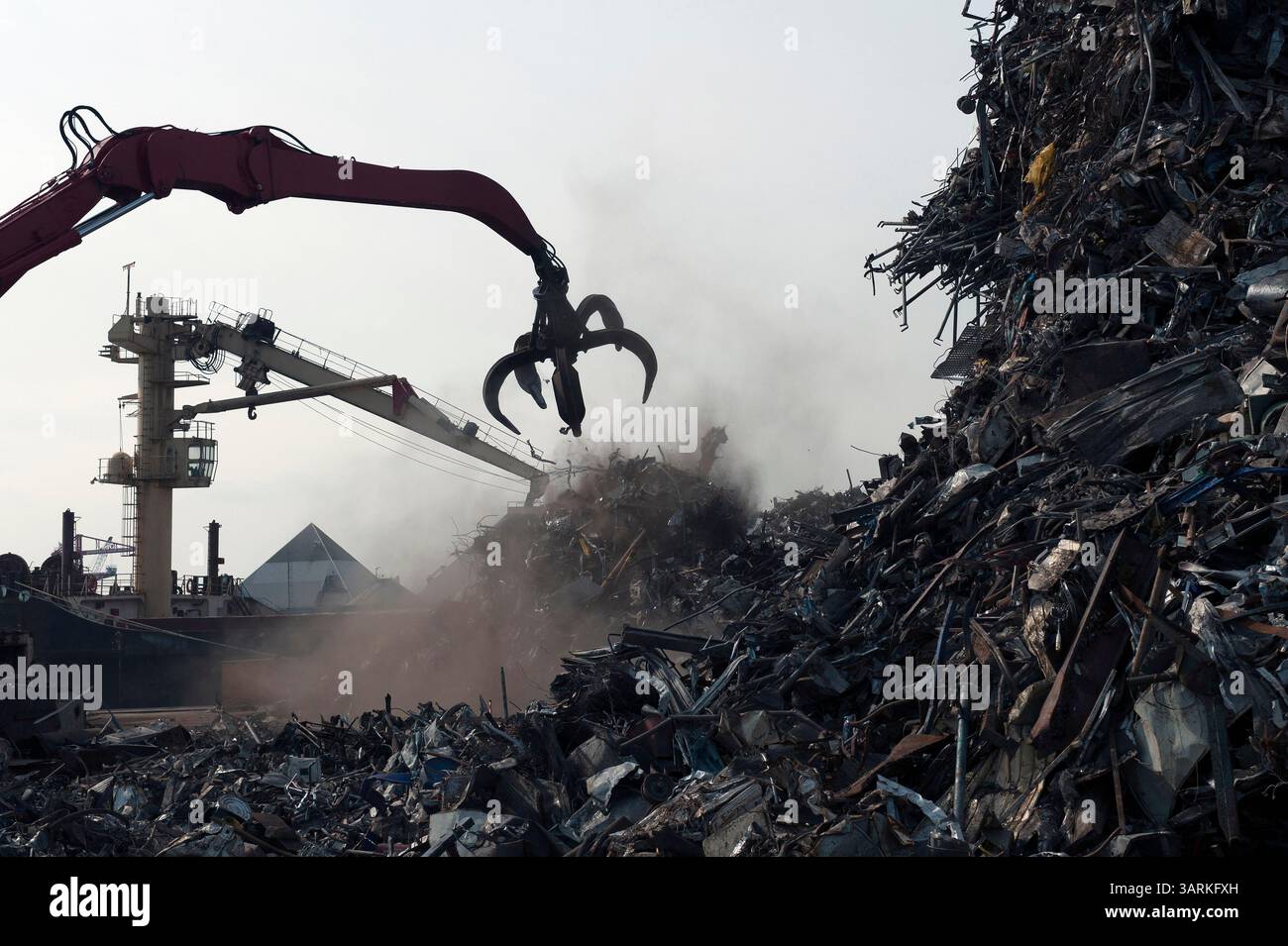 29 settembre 2010 - Rotterdam, Paesi Bassi - nella zona di Botlek nel porto di Rotterdam la lavorazione dei metalli e la spedizione da parte di Stevedoring Company bv lavorazione e spedizione dei metalli. La crescita del trasporto di rifiuti metallici è spettacolare. Le pattuglie e i controlli vengono effettuati selettivamente. Ogni anno 35.000 navi marittime e 130.000 unità navali interne fanno scalo nel porto. Tutte le navi vengono automaticamente sottoposte al sistema e sottoposte a un controllo amministrativo. A seconda di dati quali il paese di origine, la destinazione, l’equipaggio e il trasporto merci, può essere effettuato un ulteriore controllo a bordo. Offic. Controllo confine Foto Stock