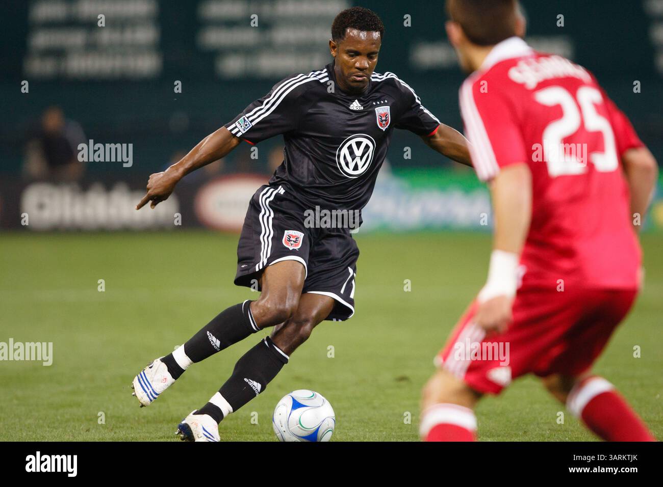 Luciano Emilio del DC United controlla la palla durante una partita di Major League Soccer contro il Chicago Fire l'8 maggio 2008 al RFK Stadium di Washington, DC. Solo per uso editoriale. Uso commerciale vietato. Foto Stock
