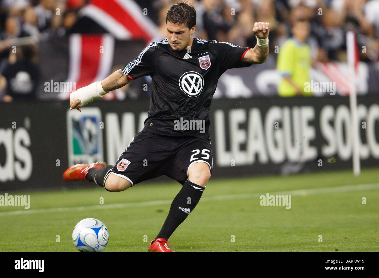 Santino Quaranta del DC United si prepara a calciare la palla durante una partita di Major League Soccer contro il Chicago Fire l'8 maggio 2008 al RFK Stadium di Washington, DC. Solo uso editoriale. Uso commerciale vietato. Foto Stock