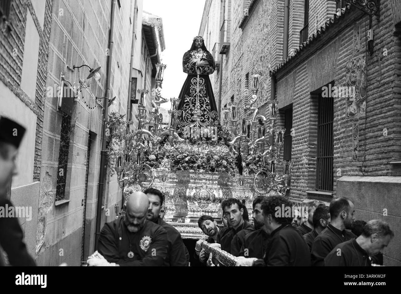 Persone durante la processione di nostro padre Gesù di Nazareth i poveri per le strade del centro di Madrid, il 17 aprile 2025, a Madrid, Spagna. Foto Stock