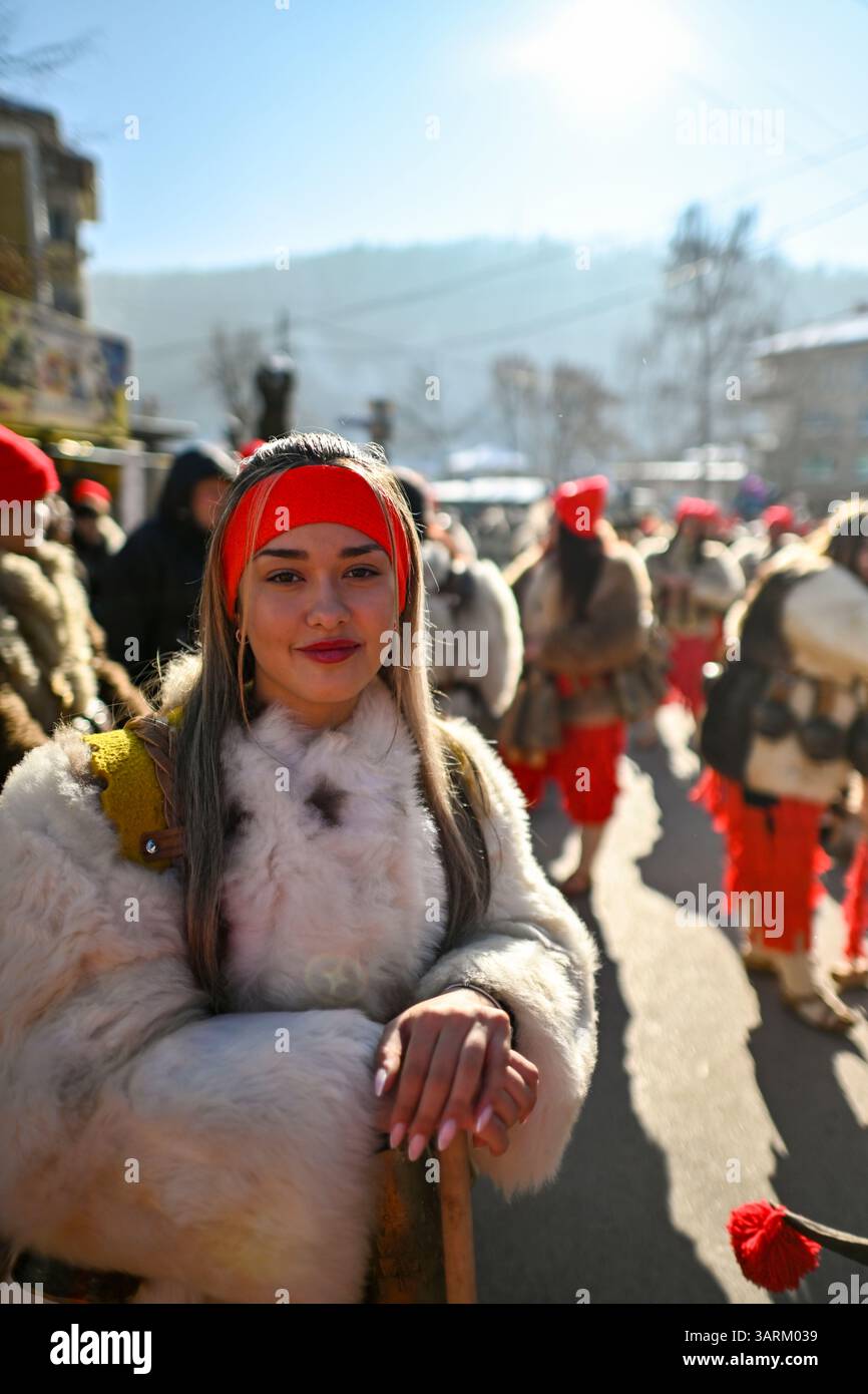 La celebrazione Kukeri a Breznik, Bulgaria, è una vivida espressione delle antiche tradizioni Tracia e pagane. Ogni inverno, questo folcloristico Foto Stock
