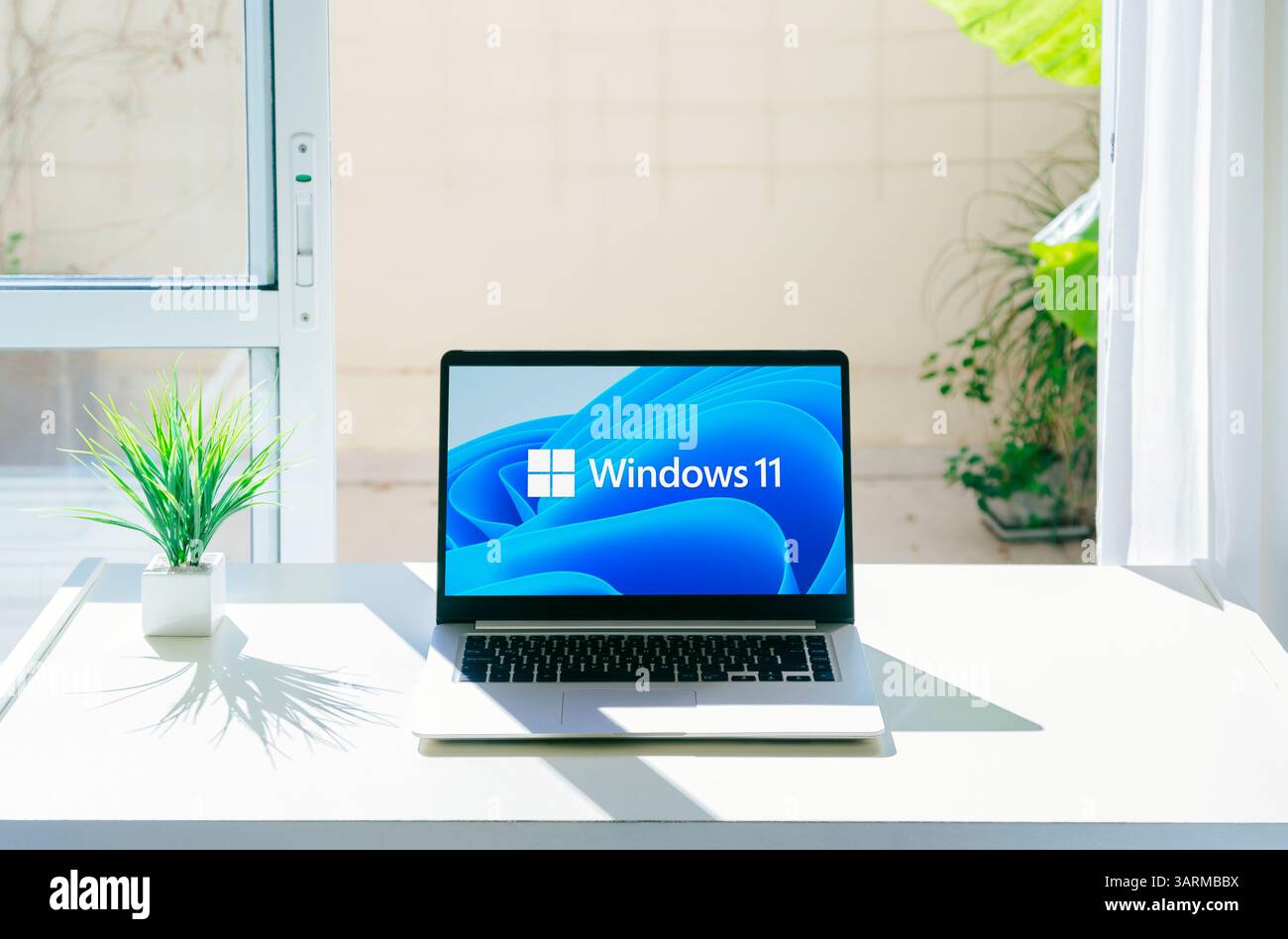 Logo Windows 11 sullo schermo del notebook. Il sistema operativo Microsoft più diffuso. Rosario, Argentina - 17 aprile 2025 Foto Stock