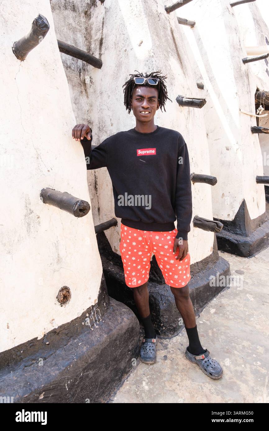 Ghana, Larabanga. Wadud, una guida alla più antica moschea del Ghana. Foto Stock