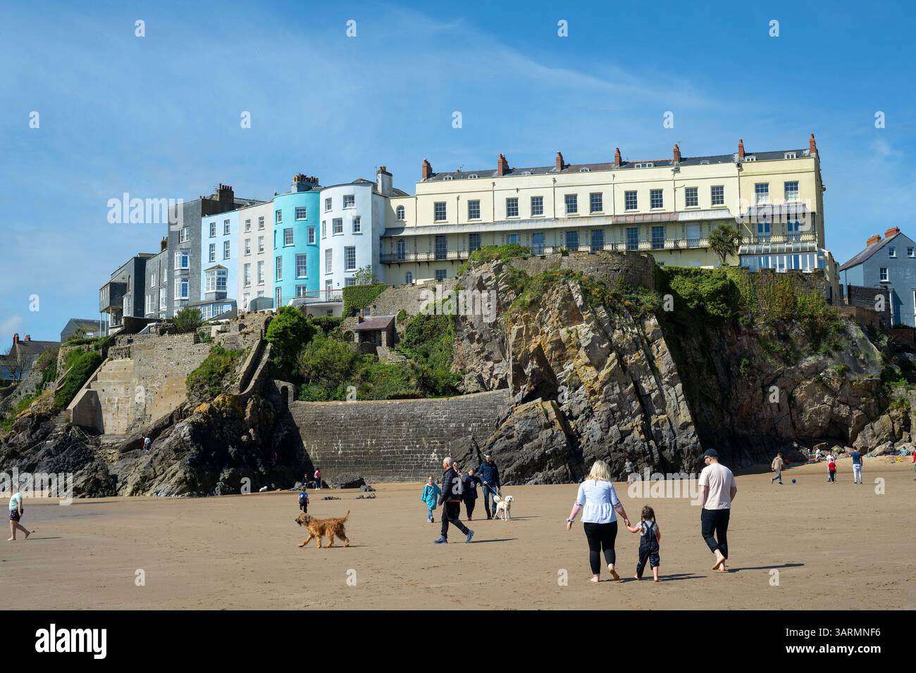 Tenby (gallese: Dinbych-y-pysgod, lett. "Fortlet of the fish") è una città e comunità di mare nella contea di Pembrokeshire, Galles. Foto Stock