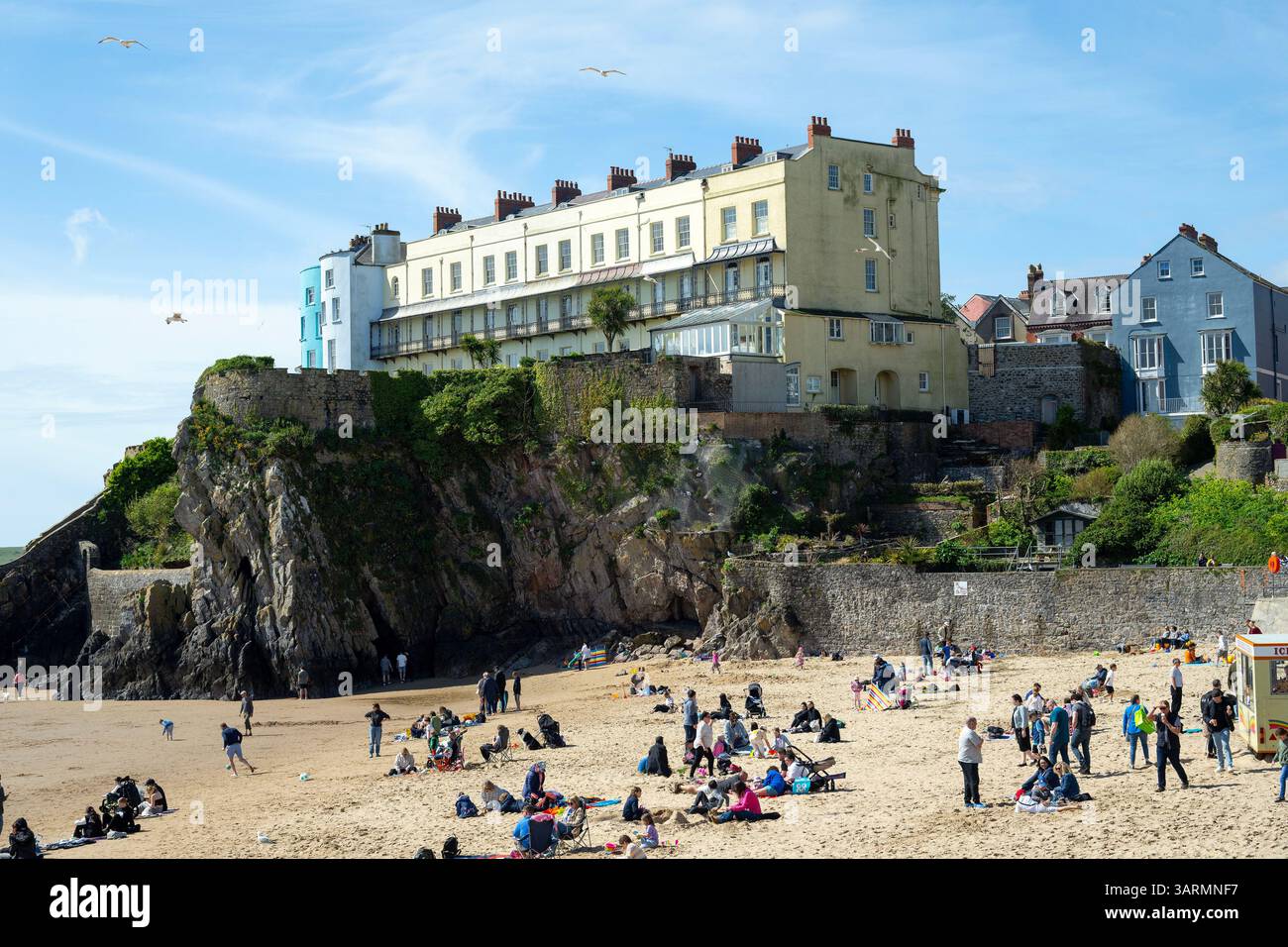 Tenby (gallese: Dinbych-y-pysgod, lett. "Fortlet of the fish") è una città e comunità di mare nella contea di Pembrokeshire, Galles. Foto Stock