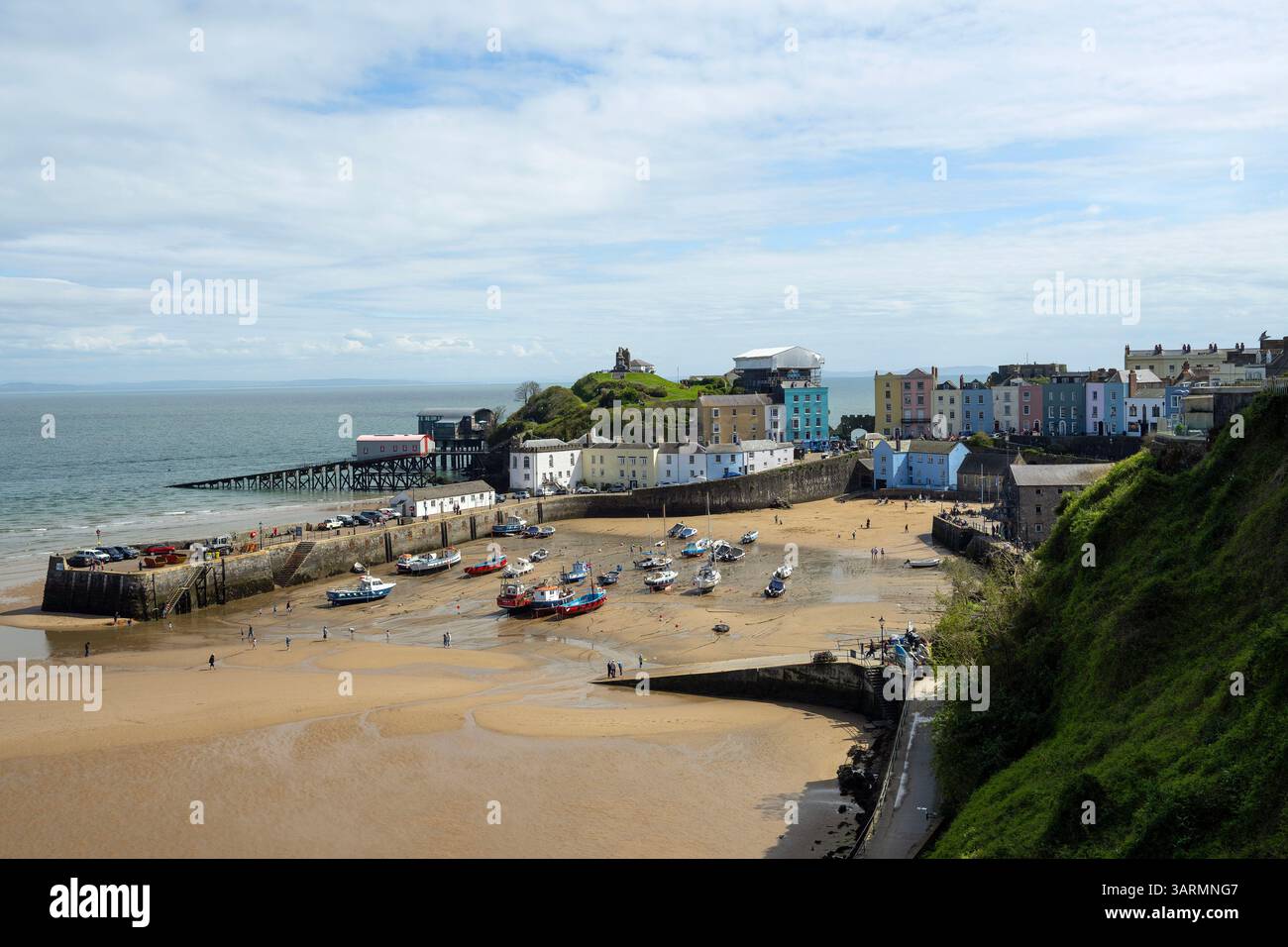 Tenby (gallese: Dinbych-y-pysgod, lett. "Fortlet of the fish") è una città e comunità di mare nella contea di Pembrokeshire, Galles. Foto Stock