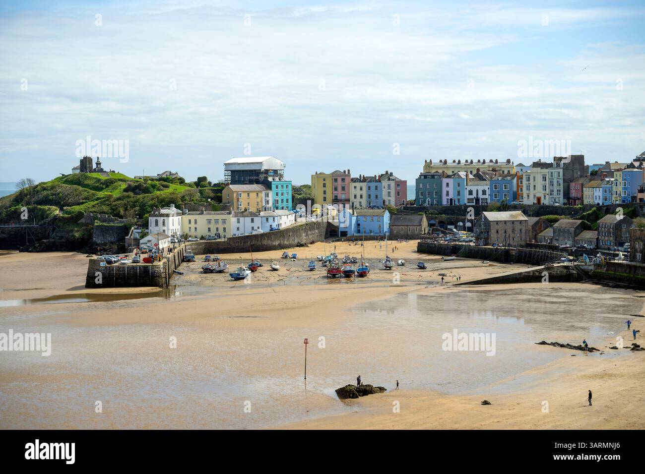 Tenby (gallese: Dinbych-y-pysgod, lett. "Fortlet of the fish") è una città e comunità di mare nella contea di Pembrokeshire, Galles. Foto Stock