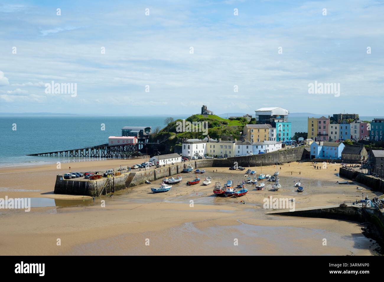 Tenby (gallese: Dinbych-y-pysgod, lett. "Fortlet of the fish") è una città e comunità di mare nella contea di Pembrokeshire, Galles. Foto Stock