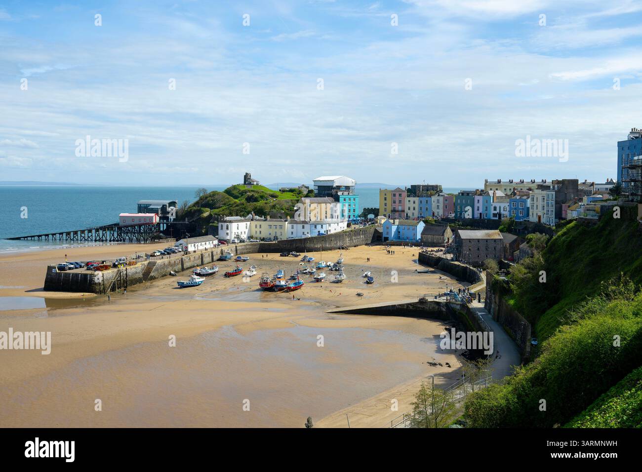 Tenby (gallese: Dinbych-y-pysgod, lett. "Fortlet of the fish") è una città e comunità di mare nella contea di Pembrokeshire, Galles. Foto Stock