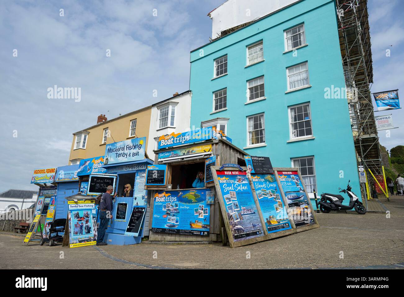 Tenby (gallese: Dinbych-y-pysgod, lett. "Fortlet of the fish") è una città e comunità di mare nella contea di Pembrokeshire, Galles. Foto Stock
