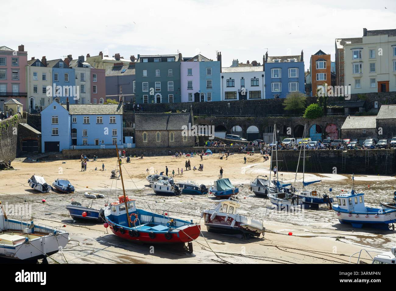 Tenby (gallese: Dinbych-y-pysgod, lett. "Fortlet of the fish") è una città e comunità di mare nella contea di Pembrokeshire, Galles. Foto Stock
