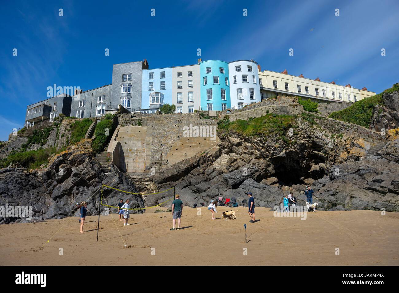 Tenby (gallese: Dinbych-y-pysgod, lett. "Fortlet of the fish") è una città e comunità di mare nella contea di Pembrokeshire, Galles. Foto Stock