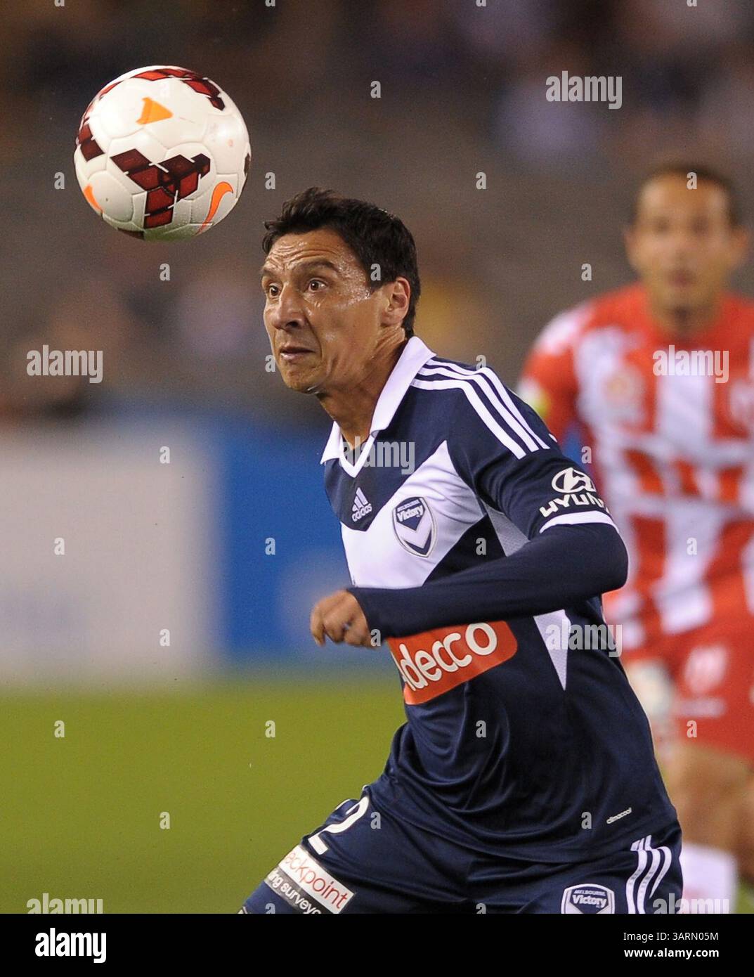 12 ottobre 2013 - Melbourne, Victoria, Australia - il cileno PABLO CONTRERAS di Melbourne Victory in azione durante la partita del primo round tra Melbourne Victory e Melbourne Heart durante la stagione australiana Hyundai A-League 2013/2014 all'Etihad Stadium. (Immagine di credito: © Theo Karanikos/ZUMAPRESS.com) Foto Stock