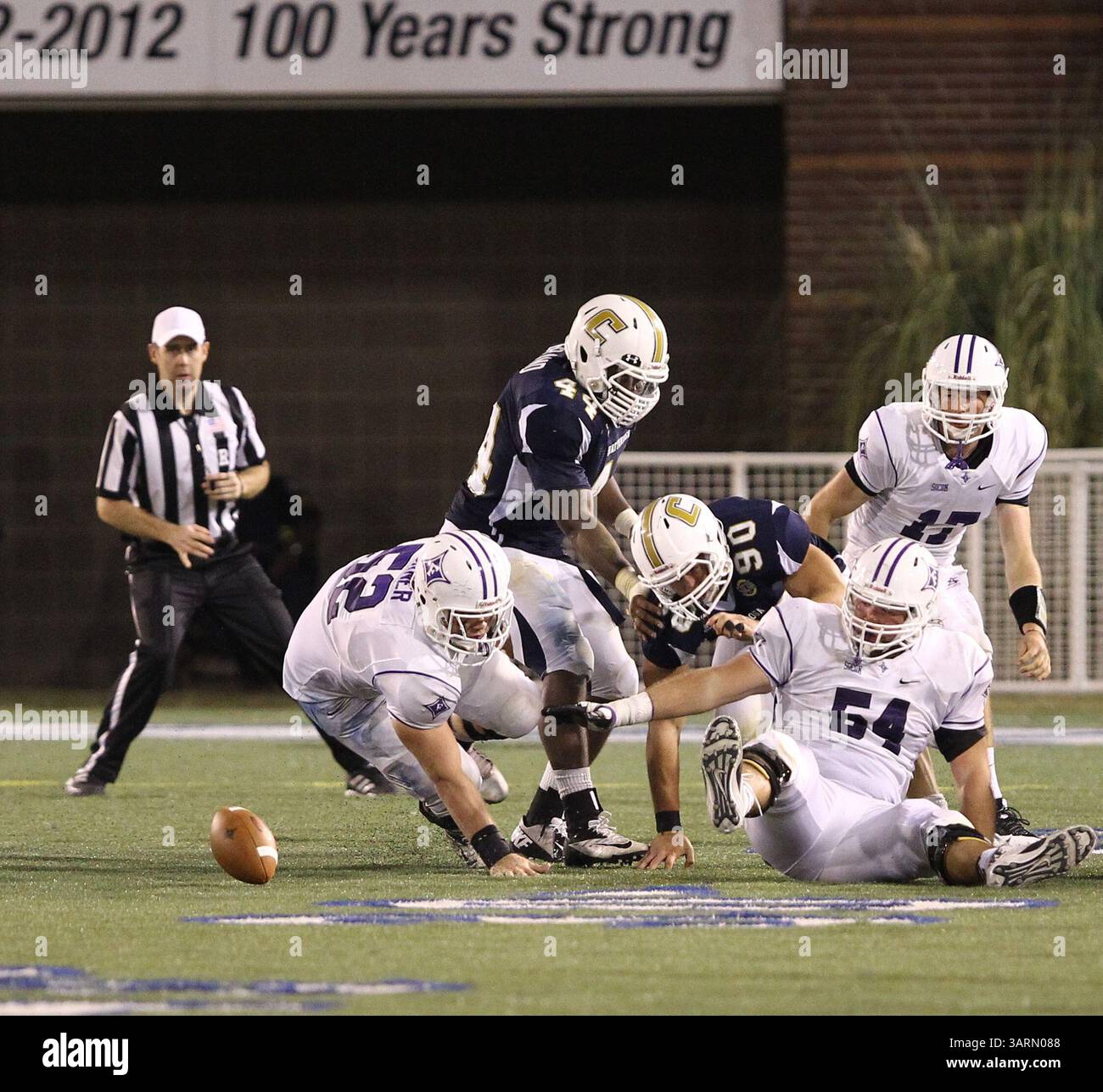 12 ottobre 2013 - Chattanooga, Tennessee, USA - il quarterback di Furman Paladins Duncan Fletcher (17) fumò il pallone durante la partita tra i Chattanooga Mocs e i Furman Paladins al Finley Stadium. (Immagine di credito: © Frank Mattia/ZUMAPRESS.com) Foto Stock
