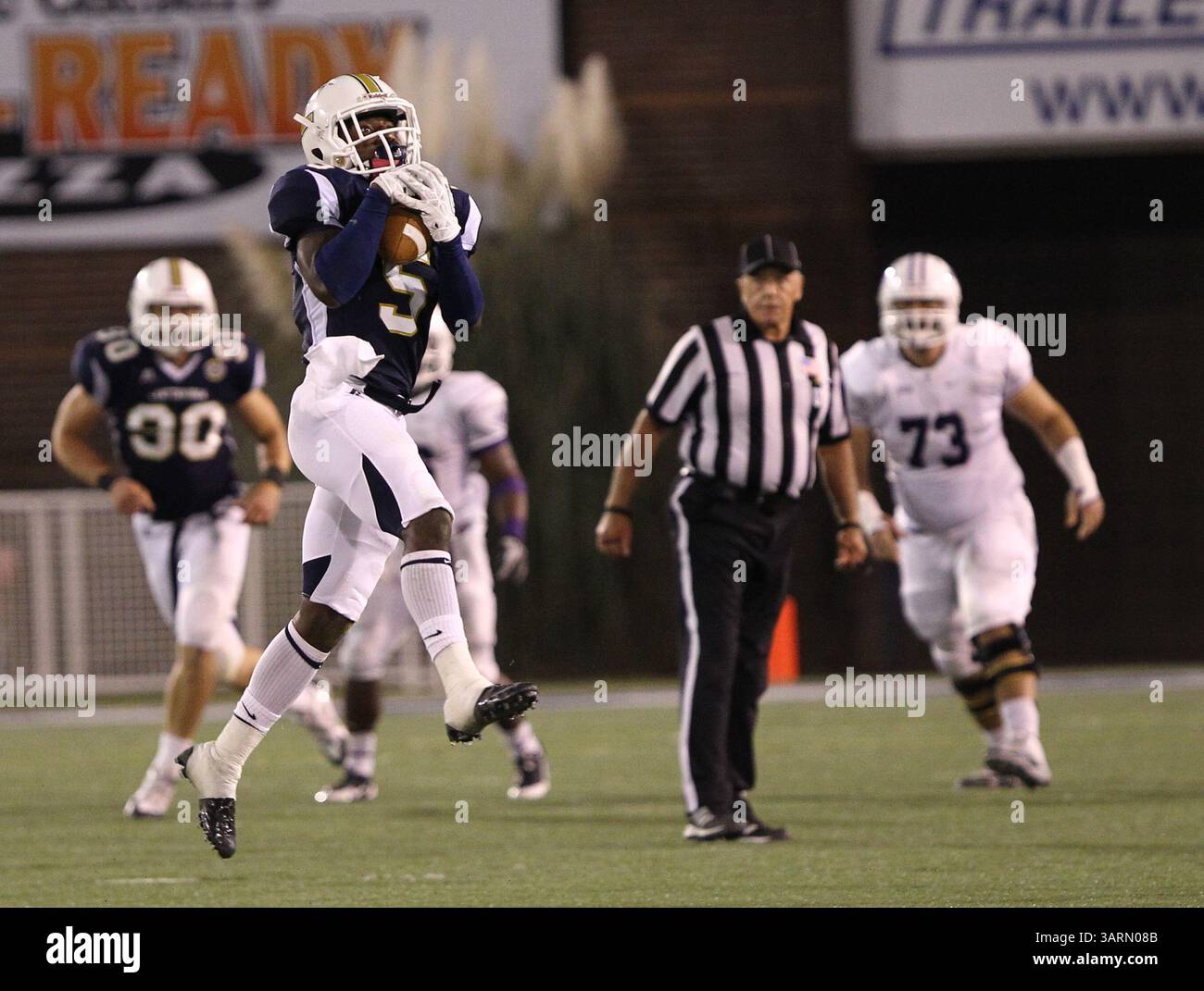 12 ottobre 2013 - Chattanooga, Tennessee, USA - il defensive back dei Chattanooga Mocs Kadeem Wise (5) intercetta un passaggio di Duncan Fletcher (17) nel secondo tempo durante la partita tra i Chattanooga Mocs e i Furman Paladins al Finley Stadium. (Immagine di credito: © Frank Mattia/ZUMAPRESS.com) Foto Stock