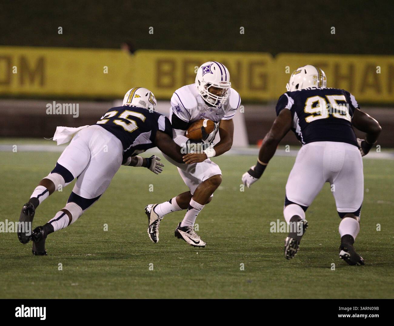 12 ottobre 2013 - Chattanooga, Tennessee, Stati Uniti - linebacker dei Chattanooga Mocs Wes Dothard (25) tackle Furman Paladins quarterback Duncan Fletcher (17) mentre corre per un primo down nel primo tempo durante la partita tra i Chattanooga Mocs e i Furman Paladins al Finley Stadium. (Immagine di credito: © Frank Mattia/ZUMAPRESS.com) Foto Stock
