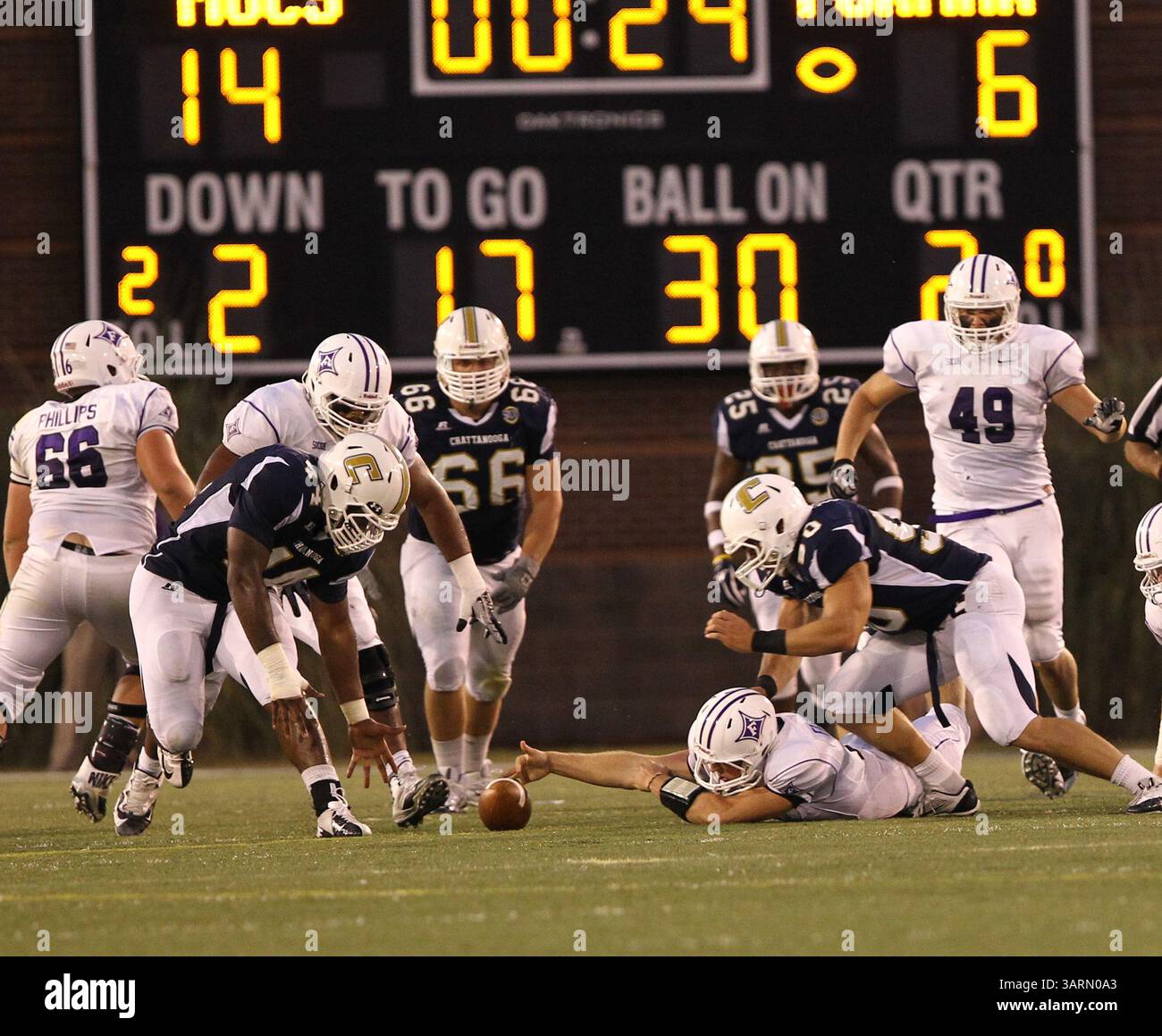 12 ottobre 2013 - Chattanooga, Tennessee, USA - il quarterback di Furman Paladins Duncan Fletcher (17) fumò il pallone nel secondo quarto durante la partita tra i Chattanooga Mocs e i Furman Paladins al Finley Stadium. (Immagine di credito: © Frank Mattia/ZUMAPRESS.com) Foto Stock