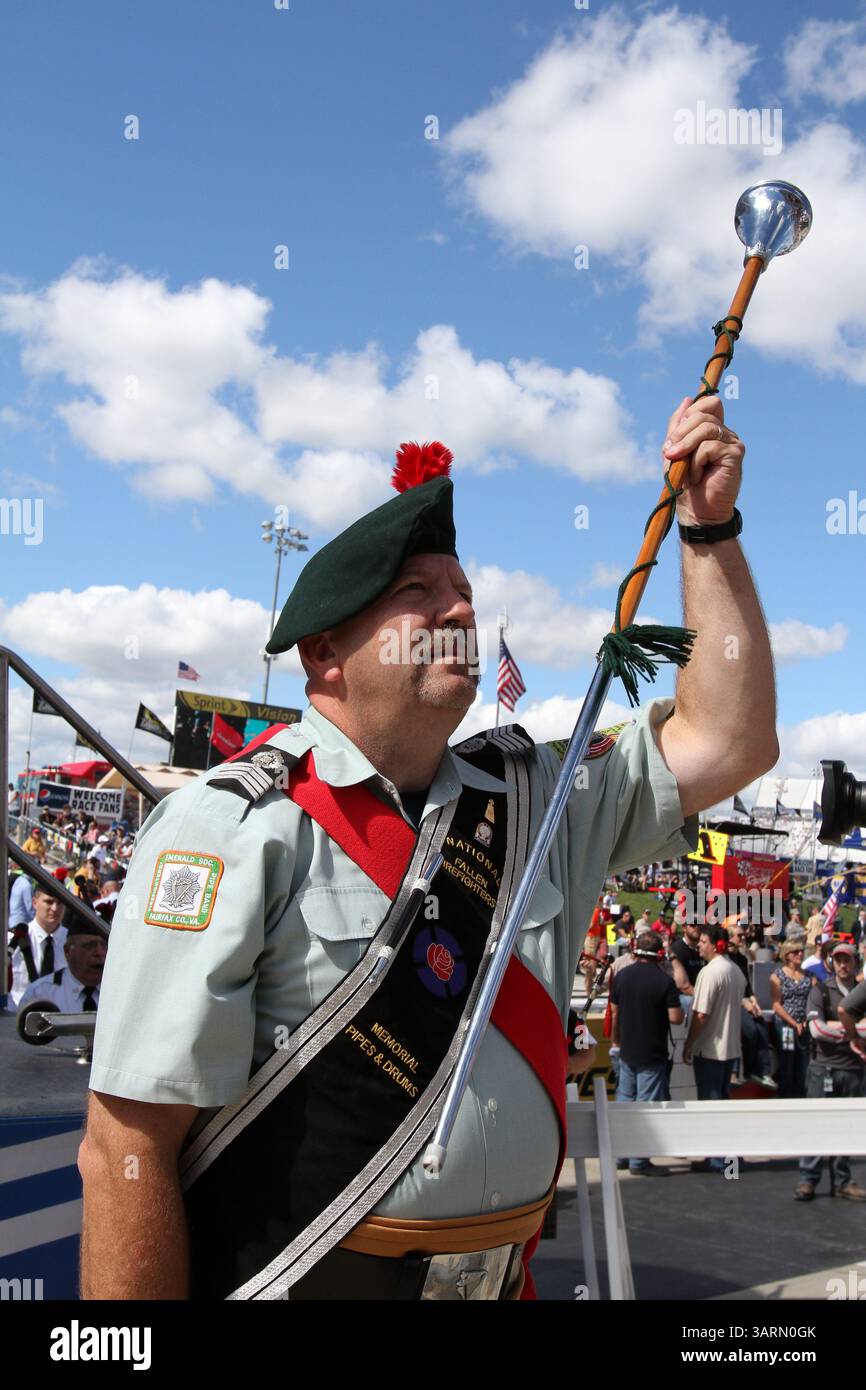 29 settembre 2013 - dover, Delaware, Stati Uniti - National Fallen Firefighters Memorial Pipes & Drums drum Major Brian ''Odie'' Brendel durante la loro esibizione prima dell'inizio della NASCAR Sprint Cup Series: AAA 400 al Monster Mile al dover International Speedway. (Immagine di credito: © Bob Fina/ZUMA Wire/ZUMAPRESS.com) Foto Stock