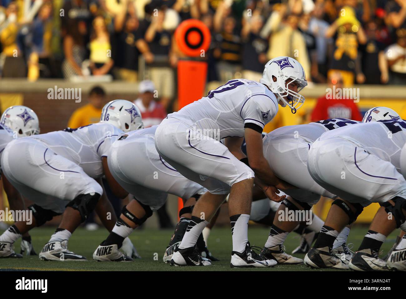 12 ottobre 2013 - Chattanooga, Tennessee, Stati Uniti - il quarterback di Furman Paladins Duncan Fletcher (17) prende uno snap dal centro nel primo tempo durante la partita tra i Chattanooga Mocs e i Furman Paladins al Finley Stadium. (Immagine di credito: © Frank Mattia/ZUMAPRESS.com) Foto Stock