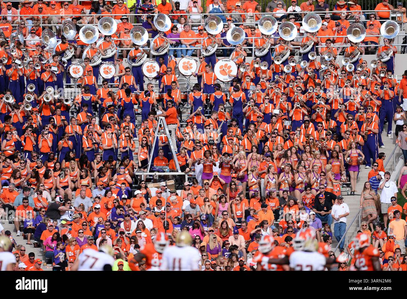 12 ottobre 2013 - Clemson, SC, U. S - band dei Clemson Tigers durante la prima metà di una partita tra i Boston College Eagles e i Clemson Tigers al Memorial Stadium ''Death Valley'' di Clemson, South Carolina. (Immagine di credito: © Shane Roper/ZUMAPRESS.com) Foto Stock