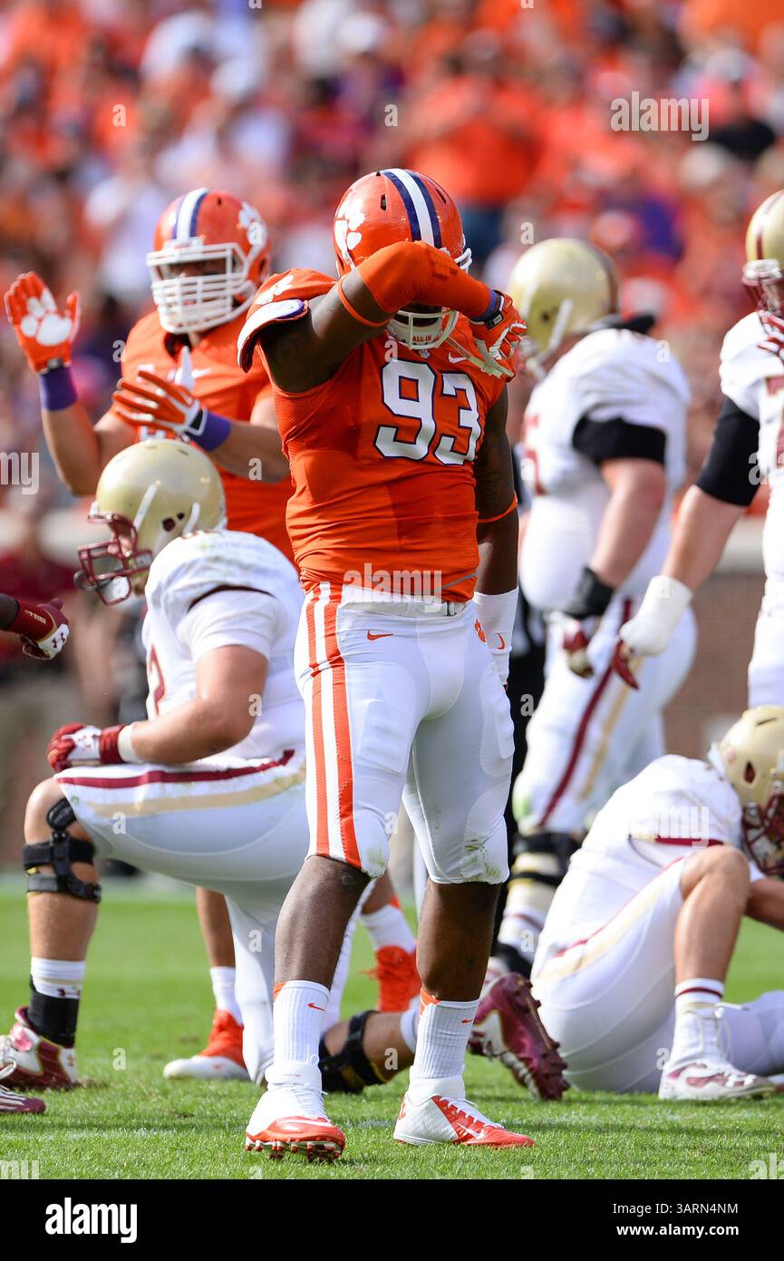 12 ottobre 2013 - Clemson, SC, U. S - il defensive end dei Clemson Tigers COREY CRAWFORD (93) reagisce dopo un sack nel primo tempo di una partita tra i Boston College Eagles e i Clemson Tigers al Memorial Stadium ''Death Valley'' di Clemson, South Carolina. (Immagine di credito: © Shane Roper/ZUMAPRESS.com) Foto Stock