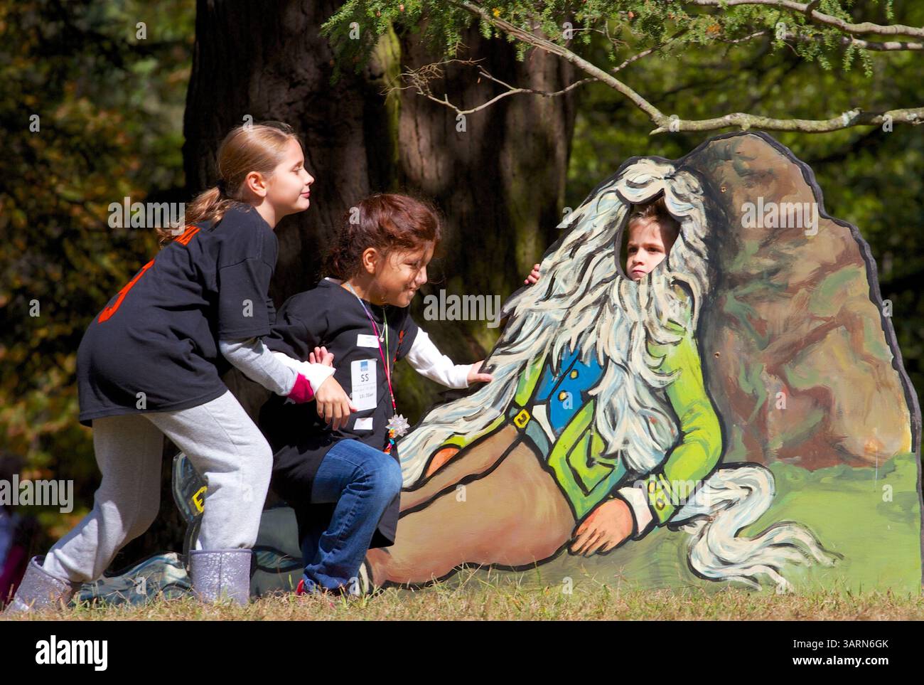 13 ottobre 2013 - Tarrytown, New York, U. S - i visitatori della casa dell'autore della Hudson Valley di Washington Irving, Sunnyside, per i tour della stagione di Halloween chiamati ''The Legend Behind the 'Legend''', si divertono a far parte di gigantesche figure ritagliate dei famosi personaggi di Irving, tra cui il Cavaliere senza testa, la gru Ichabod e (qui mostrato) Rip Van Winkle. (Immagine di credito: © Staton Rabin/ZUMAPRESS.com) Foto Stock