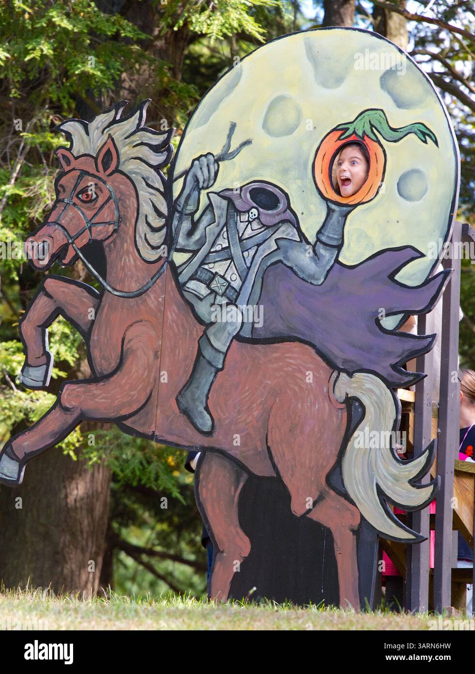 13 ottobre 2013 - Tarrytown, New York, U. S - i visitatori della storica casa dell'autore Washington Irving nella Hudson Valley, Sunnyside, per i tour della stagione di Halloween chiamati ''The Legend Behind the 'Legend''', si divertono a far parte di questa gigantesca figura ritagliata del famoso personaggio di Irving, il Cavaliere senza testa. (Immagine di credito: © Staton Rabin/ZUMAPRESS.com) Foto Stock