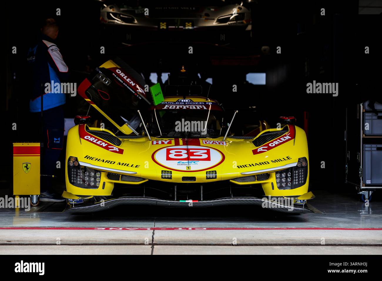 Imola, Italia, 17 aprile 2025,#83 AF Corse (ITA) Ferrari 499P (Hypercar) guidata da Robert Kubica (POL) / Philip Hanson (GBR) / Yifei Ye (CHN), durante la 6 ore di Imola, secondo round del Campionato FIA WEC 2025, presso l'autodromo Enzo & Dino Ferrari di Imola, Italia, dal 16 al 20 aprile 2025. Crediti: Kristof Vermeulen Photography/Alamy Live News Foto Stock