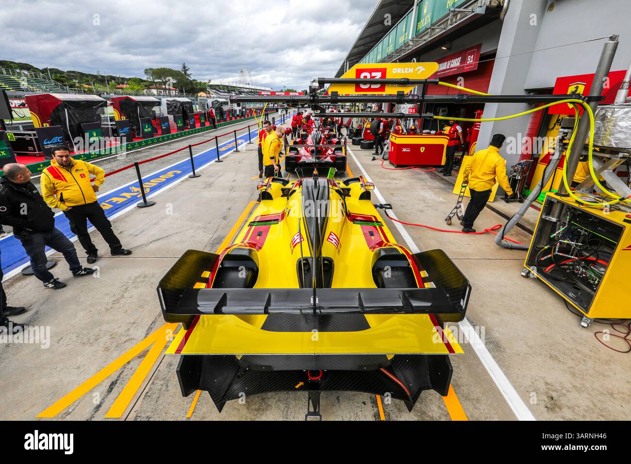 Imola, Italia, 17 aprile 2025,#83 AF Corse (ITA) Ferrari 499P (Hypercar) guidata da Robert Kubica (POL) / Philip Hanson (GBR) / Yifei Ye (CHN), durante la 6 ore di Imola, secondo round del Campionato FIA WEC 2025, presso l'autodromo Enzo & Dino Ferrari di Imola, Italia, dal 16 al 20 aprile 2025. Crediti: Kristof Vermeulen Photography/Alamy Live News Foto Stock