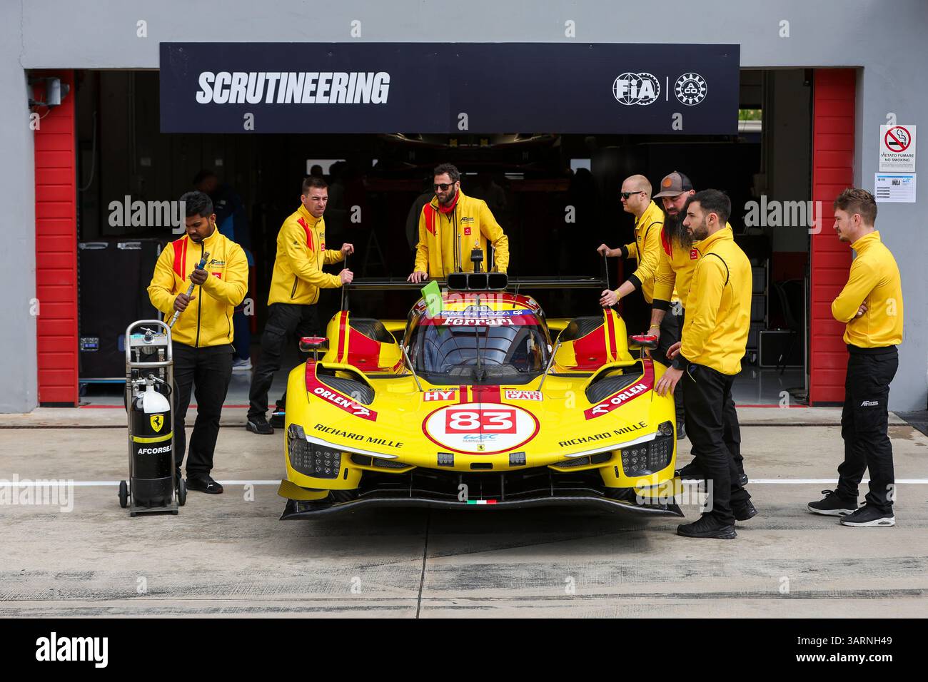 Imola, Italia, 17 aprile 2025,#83 AF Corse (ITA) Ferrari 499P (Hypercar) guidata da Robert Kubica (POL) / Philip Hanson (GBR) / Yifei Ye (CHN), durante la 6 ore di Imola, secondo round del Campionato FIA WEC 2025, presso l'autodromo Enzo & Dino Ferrari di Imola, Italia, dal 16 al 20 aprile 2025. Crediti: Kristof Vermeulen Photography/Alamy Live News Foto Stock