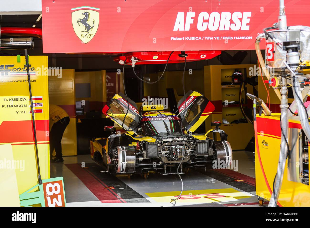 Imola, Italia, 17 aprile 2025,#83 AF Corse (ITA) Ferrari 499P (Hypercar) guidata da Robert Kubica (POL) / Philip Hanson (GBR) / Yifei Ye (CHN), durante la 6 ore di Imola, secondo round del Campionato FIA WEC 2025, presso l'autodromo Enzo & Dino Ferrari di Imola, Italia, dal 16 al 20 aprile 2025. Crediti: Kristof Vermeulen Photography/Alamy Live News Foto Stock